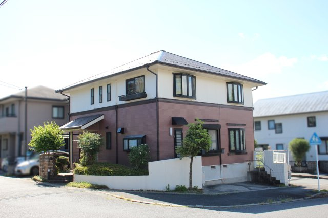 建物外観別角度、手前は駐車スペース