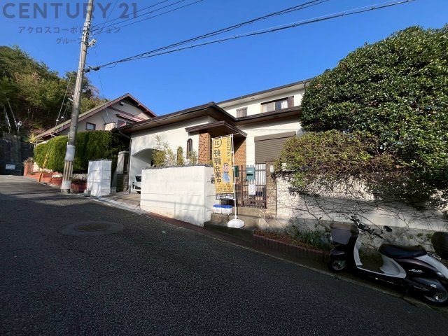 阪急宝塚線「売布神社」駅を利用し、梅田や西宮北口へ約30分でアクセス可能です。