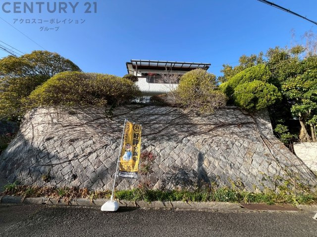 角地に立地しており陽当たり良好、土地面積は約73.6坪と広々でゆとりのある戸建を建てれます。