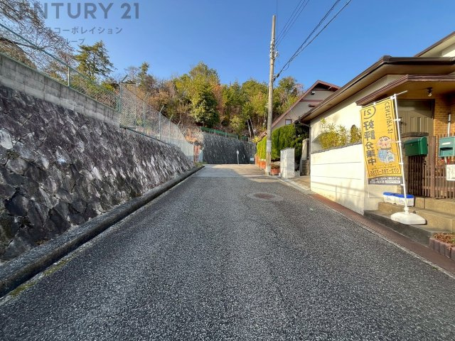 売布神社駅前には「ピピアめふ」があり、コープなどの買い物が可能。少し足を伸ばせば大型商業施設も利用できます。