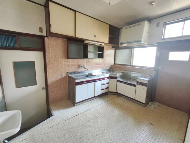 キッチンは独立しており、広々です！