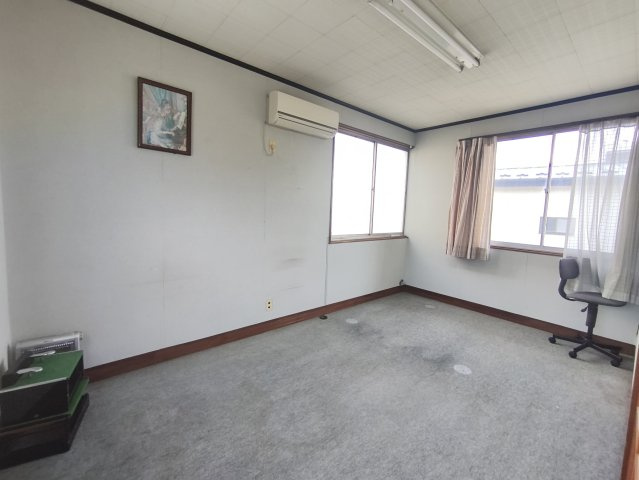 事務所2階の1部屋目！