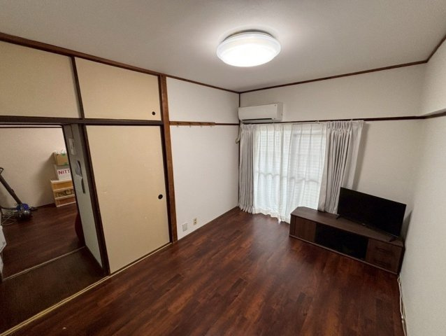 東向きバルコニーに面した6帖の洋室です。
