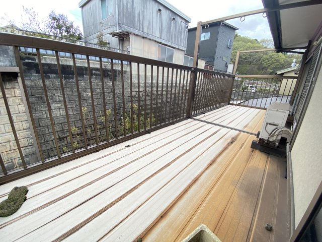 南向きで陽当たり良好なベランダは、洗濯物の乾きも早く、日光浴やガーデニングにもぴったり。広めの設計でプランターを並べたり、イスを置いてくつろぐスペースとしても活用可能です。