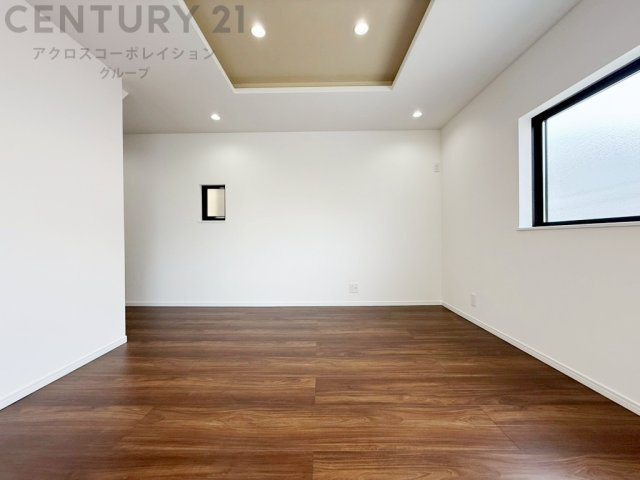 リビングダイニングは家族や友人とのコミュニケーションを楽しむ場所でくつろぎながら食事や会話を楽しめ、多目的に利用できリラックスできる空間です。家庭内の中心として機能し、快適な生活をサポートします。　