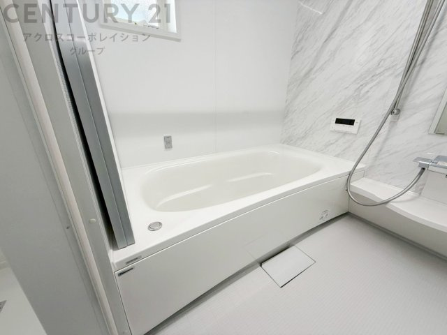 ユニットバスは省スペースでありながら、シンプルな設計と使いやすさを備え、簡便なメンテナンスが可能です。窓付きで換気にも便利です。またミラー・小物置き場もあり便利です。　