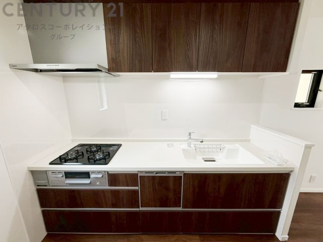 壁付けシステムキッチンはスペースの最大限の有効活用が可能で、動線がスムーズになり調理や準備が快適で効率的に行えます。収納スペースや吊り戸棚が設けられ、調理器具や食器類をスマートに収納できます。　