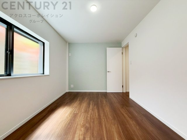 【1階　洋室6帖】　ご覧の通り南向きの大き目の窓をとり、採光があるお部屋となります。寝室にもお勧めです・