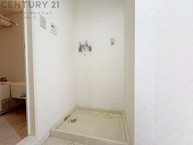 洗濯物の仕分け作業がしやすく、整理整頓が容易になります。洗濯音や湿気を他の部屋に持ち込まず、生活環境を快適に保ちます。上部を活用すれば収納スペースを確保でき洗剤や洗濯用品の整理もしやすくなります。　