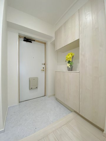 落ち着きのあるデザインで住まう人やゲストを心地よく迎える玄関スペースです。人感センサー付き照明や機能的なシューズボックスを完備しており、常にすっきりと綺麗な状態を保つことができます。