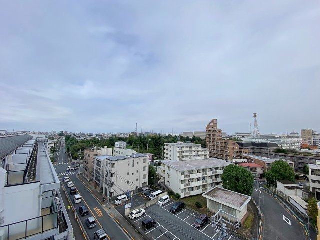 8階部分ならではの遮るものが少ない開放的な眺望が広がります。青空が広がる見晴らしの良さを日常の一部として楽しむことができ、心地よい風を感じながらゆったりとした時間を過ごせる住環境です。