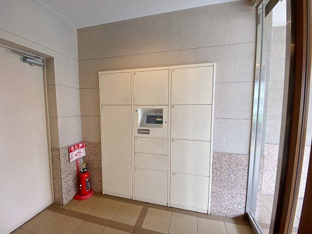 ご不在時でも24時間いつでも荷物を受け取れる便利な宅配ボックスを完備。ネットショッピングの利用が多い方やお仕事で外出が多いご家庭でも、配達時間を気にせず安心して生活していただけます。