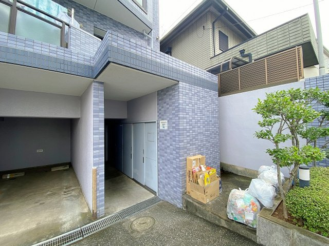 敷地内には24時間いつでもゴミ出しが可能な専用ゴミステーションを設置。時間や曜日を気にせず生活スタイルに合わせて整然と処分できるため、お部屋の中にゴミを溜め込まず清潔に保てます。