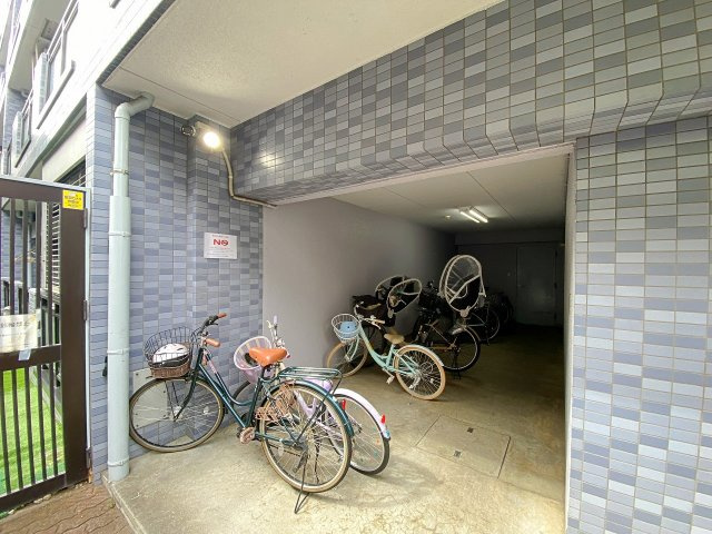 雨や紫外線から大切なお手持ちの自転車を守る敷地内駐輪場を完備（空き状況要確認）。整理整頓された綺麗なスペースとなっており、毎日の通勤・通学やお買い物での自転車利用もスムーズに行えます。