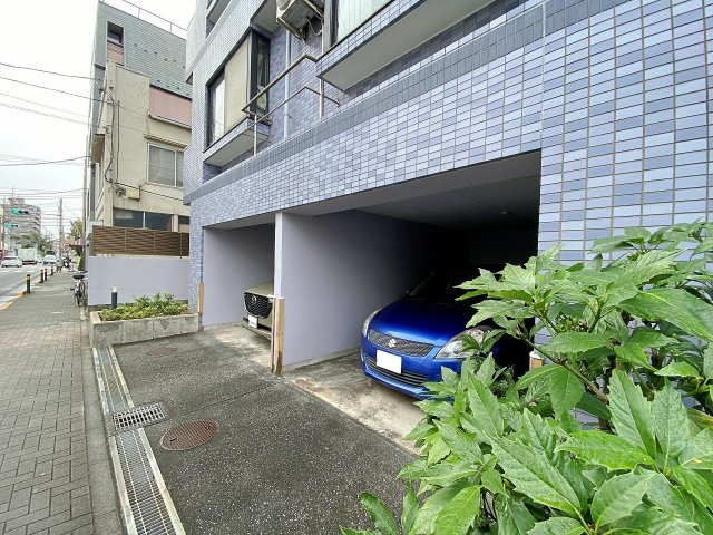 雨の日やお買い物の際もスムーズに乗降ができる便利な敷地内駐車場を完備。大切なお車を身近に保管でき、休日のお出かけやレジャーも快適に楽しめる充実の住生活環境が整っています。