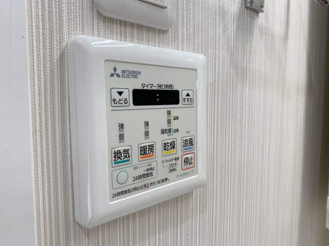 天候や時間帯を気にせずいつでも洗濯物を乾かせる便利な浴室換気乾燥機を設置。カビの発生を抑えて浴室を清潔に保つだけでなく、冬場の暖房機能や夏の涼風機能も備えた年中快適なバスタイム空間です。