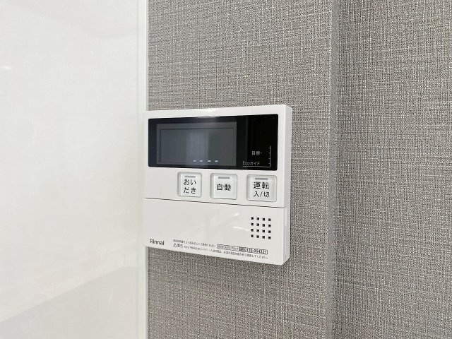 ボタンひとつでいつでも適温のお湯を素早く沸かし直せる便利な追い焚き機能を搭載。帰宅時間が異なるご家族でも、常に温かいお風呂に入ることができ、日々の疲れを癒やせる快適な入浴環境をサポートします。