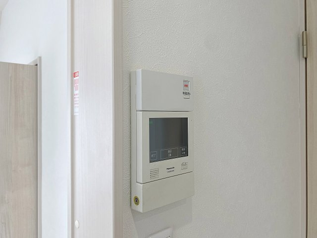 来訪者の姿を室内から映像と音声でしっかり確認できるモニター付きインターホンを完備。不審者の侵入防止や不要な勧誘への対応にも役立ち、一人での留守番時や夜間のお呼び出し時にも安心感が高まります。