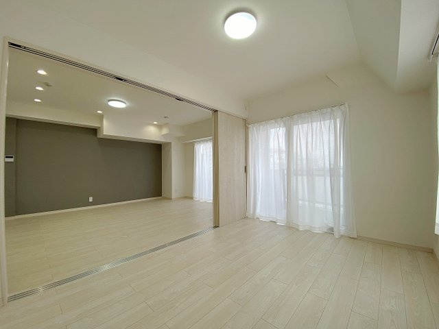 子供部屋や書斎、テレワーク部屋としても重宝する6.0帖の洋室です。整形なお部屋の形状で家具のレイアウトもしやすく、収納スペースもしっかり確保されているため居住空間をすっきりと広く使っていただけます。