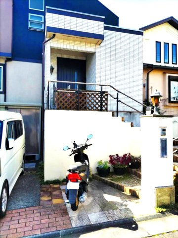 木造住宅とは土台、壁、柱など建築物の強度を支える構造体の材に木が使用されている構造を指します。構造体は建物の自重を支えるだけではなく風圧や水圧、積裁荷重などあらゆる衝撃に耐えるための基礎です。