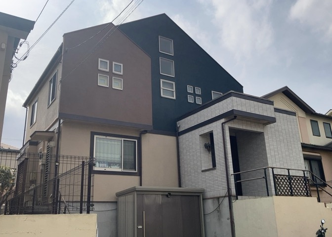 住宅用の土地では前面道路に2m以上接していなければならないと法律で定められています。しかし、お持ちの車のサイズやライフスタイルなどにより、2mでは利便が悪い場合もございますので、事前に確認しましょう。