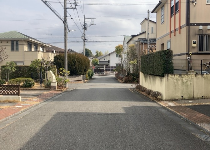 桜や紅葉の名所に出かける人は多いと思いますが、家にいながら季節の移ろいを感じる生活を送りませんか？リビングや窓から見える景色が生活を彩るワンポイントに！現地から見える景色を堪能してみては如何でしょう。