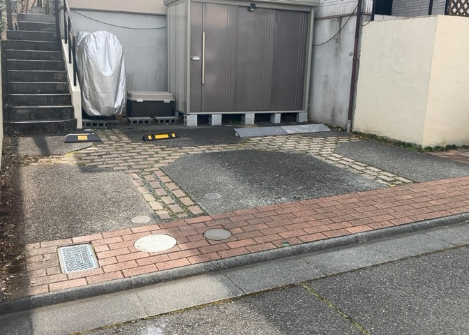 駐車場と明記されていても、最小スペースでつくられた駐車場だと大型車は駐車できなかったり、出入りしにくくなったりする可能性があります。お車のサイズと購入したい物件の駐車場のサイズを現地で確認しましょう。