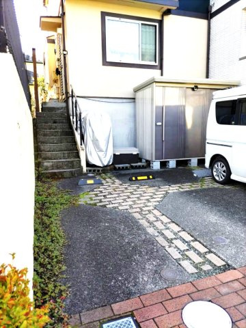 駐車場と明記されていても、最小スペースでつくられた駐車場だと大型車は駐車できなかったり、出入りしにくくなったりする可能性があります。お車のサイズと購入したい物件の駐車場のサイズを現地で確認しましょう。