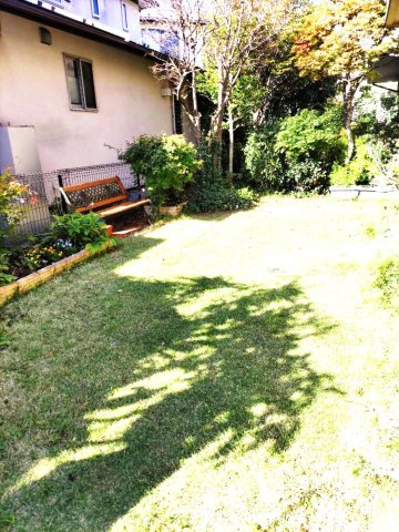 庭があることでガーデニングや家庭菜園はもちろん、こどもの遊び場やペットを放して遊ぶことができます。また、家の周囲に余裕があるということです。隣地との間があれば、十分な日当たりと、風通しが確保できます。