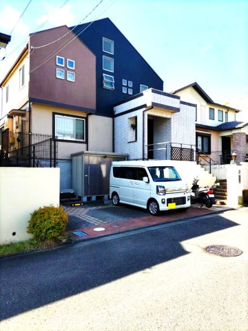 住宅用の土地では前面道路に2m以上接していなければならないと法律で定められています。しかし、お持ちの車のサイズやライフスタイルなどにより、2mでは利便が悪い場合もございますので、事前に確認しましょう。
