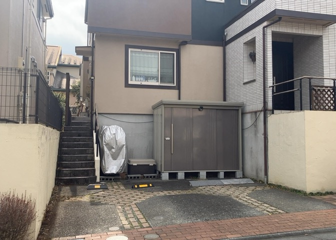 敷地内に散水栓や立水栓があると便利です。水道水を直接利用できるため、水を運ぶ手間を省くことが出来ます。大量の水を必要とする洗車作業や清掃などに役立ちます。その他設備とあわせて、現地でご確認ください。