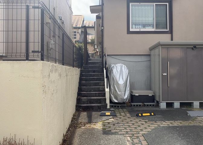庭があることでガーデニングや家庭菜園はもちろん、こどもの遊び場やペットを放して遊ぶことができます。また、家の周囲に余裕があるということです。隣地との間があれば、十分な日当たりと、風通しが確保できます。