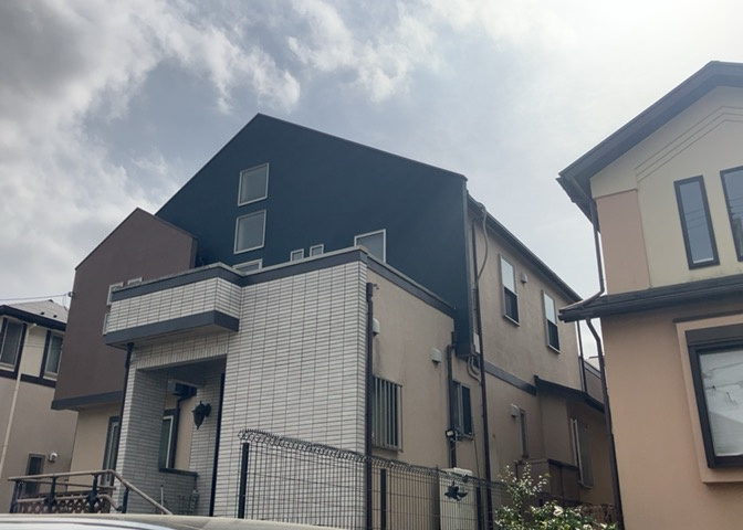 バルコニーは、室外の専用スペースのうち、「屋根がなく開放された空間」であるものを指します。ベランダより広いタイプのものが多く、日当たりもよいため家庭菜園などを楽しみたい人にとって適した環境となります。