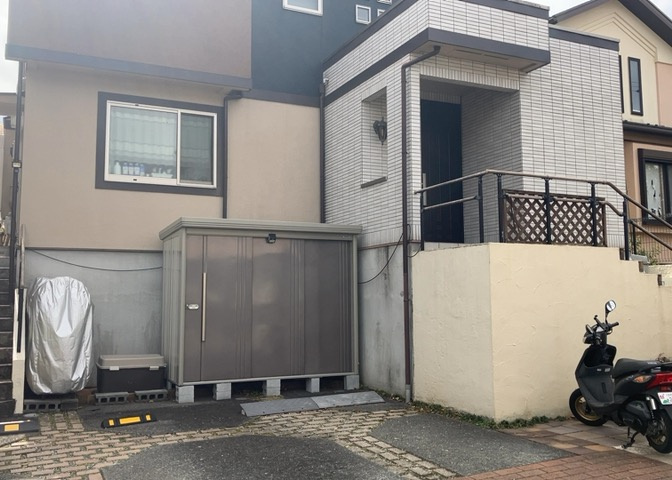 建物の基礎工事の方法は、主流となっているベタ基礎（防湿基礎）と布基礎の2種類に分類され、床下の通気性や耐久性などに違いがあります。建物の基礎部分の構造や付帯設備など詳細については現地でご確認ください。
