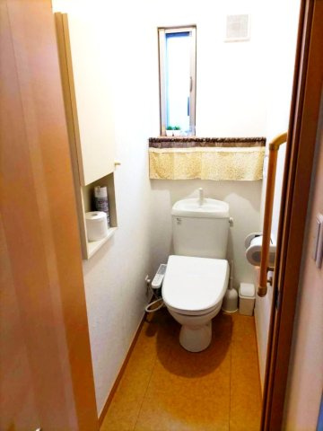 トイレは大きさや形、機能、抗菌性などが異なる多種多彩なタイプが各メーカーから出ています。それぞれに良さがあるため、事前にどういったタイプのトイレがいいのかをご家庭内で決めて、内見に行くといいでしょう。