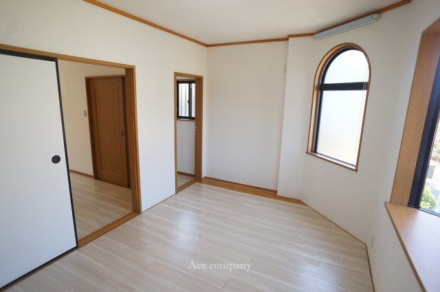 「2階：洋室」リビングに面した出窓付きのお部屋です☆とても明るいお部屋です♪