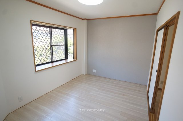 「2階：洋室」リビングに面した出窓付きのお部屋です☆とても明るいお部屋です♪