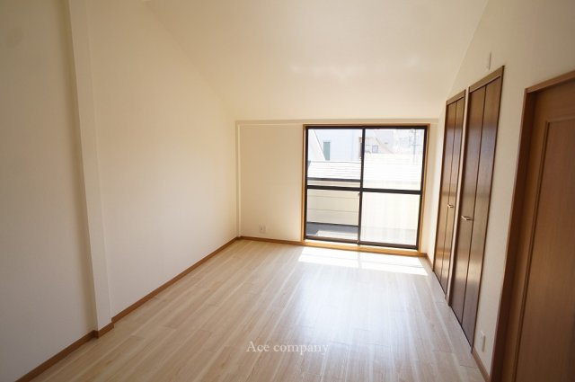 「3階：洋室」南向きバルコニーより明るい陽が差します♪