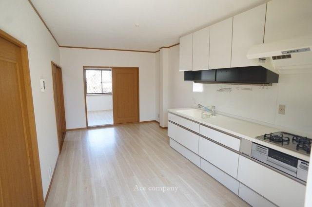 クロス全面貼替え、ハウスクリーニング済です☆