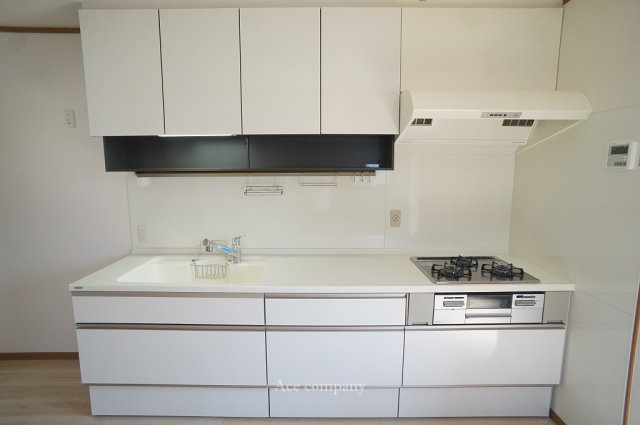 システムキッチン☆3口ガスコンロ☆上部吊り戸収納豊富です♪