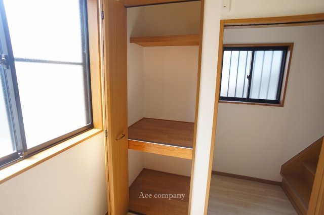 2階トイレ前の収納です♪