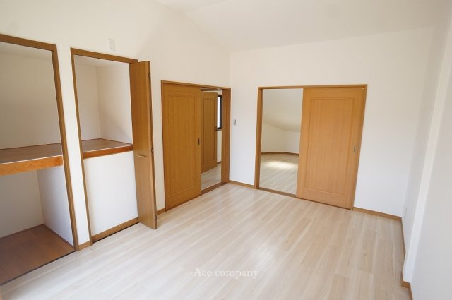 「3階：洋室」「3階：納戸」2ドア1ルーム仕様。各部屋に廊下へのドアがあるため、独立したお部屋としてもご使用できます♪