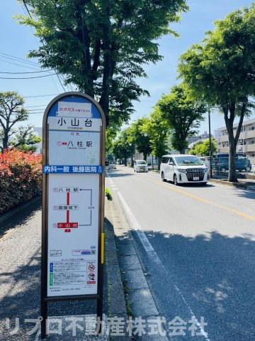 前面道路に出てすぐバス停があり利便性が良いです♪