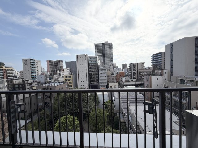 バルコニーからのパノラマ眺望。視界を遮る建物が少なく、青空が広がる開放的な景色を楽しめます。日当たりも良好で、リフレッシュに最適な空間です。都会の風を感じながら、心地よい時間を過ごせます。