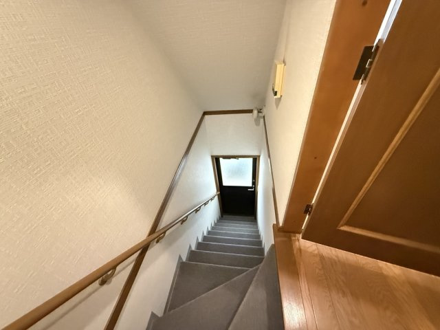 地下駐車場から玄関へと続く階段は手すり付きで安全に上り下りが可能。屋内に設けられているため、雨の日でも濡れずに移動できるのが魅力です。照明も完備され、夜間の出入りも安心。日常使いに便利な快適設計です。