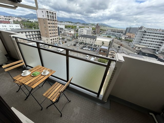 眺望良好のバルコニーで飛行機・山が綺麗に見えます。