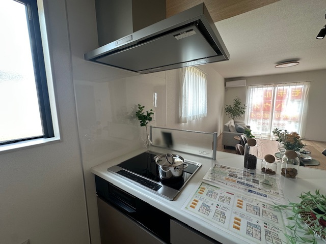 1号棟モデルハウス　対面キッチンならつくりたてのお料理をすぐに食卓へ〇配膳しながら調理ができるので調理スペースを広く使用でき、作業効率も上がりますね！