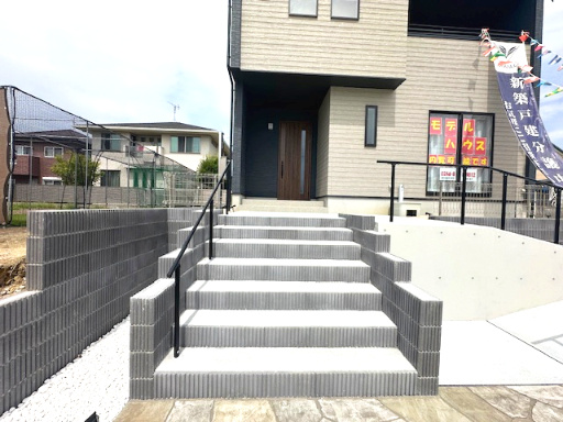 1号棟モデルハウス　玄関ポーチも設置されているので、お客様からも好印象のお家です！