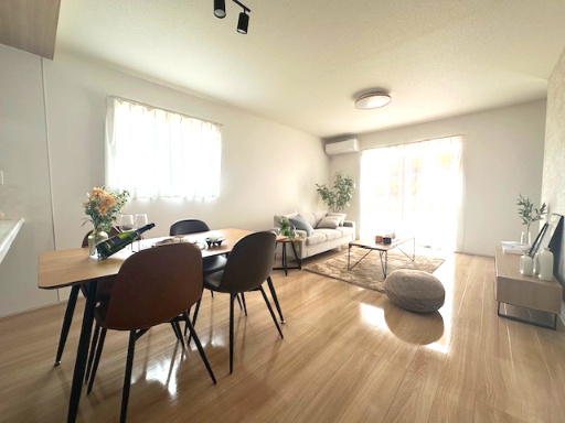 1号棟モデルハウス　一日の中で多くの時間を過すことになるリビングダイニングだからこそ、いつも穏やかな空間であることが必然。爽やかな通風と採光を存分に感じる事が出来る空間です。