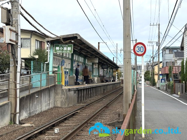 現地より約80mの江ノ電「柳小路」駅の様子